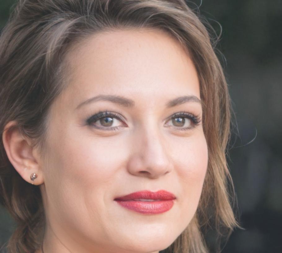 Dr. Sarah Weber - Senior Finanzanalystin